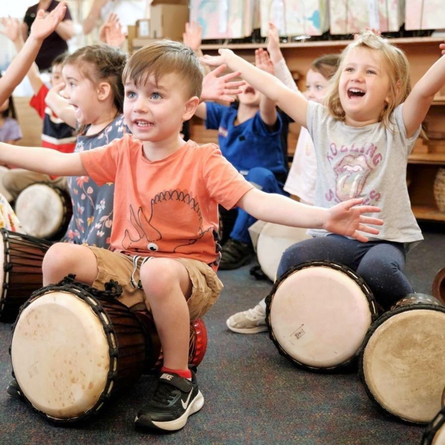 kinder kids smiling and play djembe drums