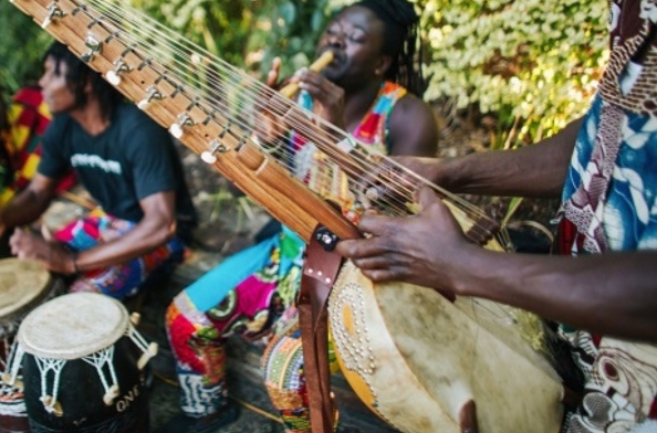 performers playing african kora and flute